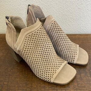 Vince Camuto Block Heel Peep Toe KATNINA Size 4 NWOT